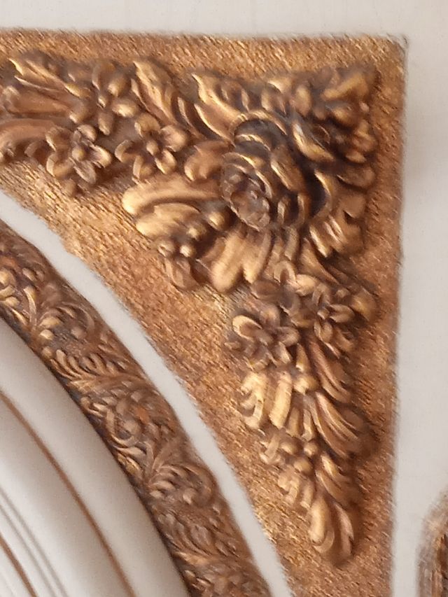 Espejo ovalado beige y dorado