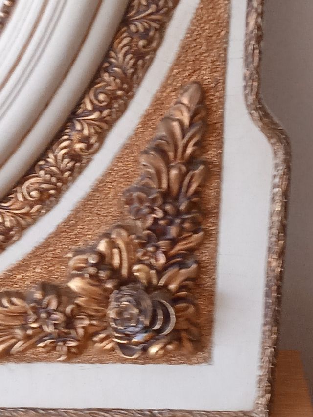 Espejo ovalado beige y dorado