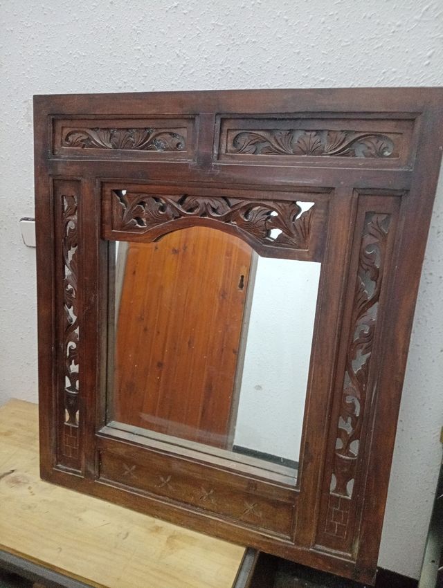 Espejo antiguo de madera tallada