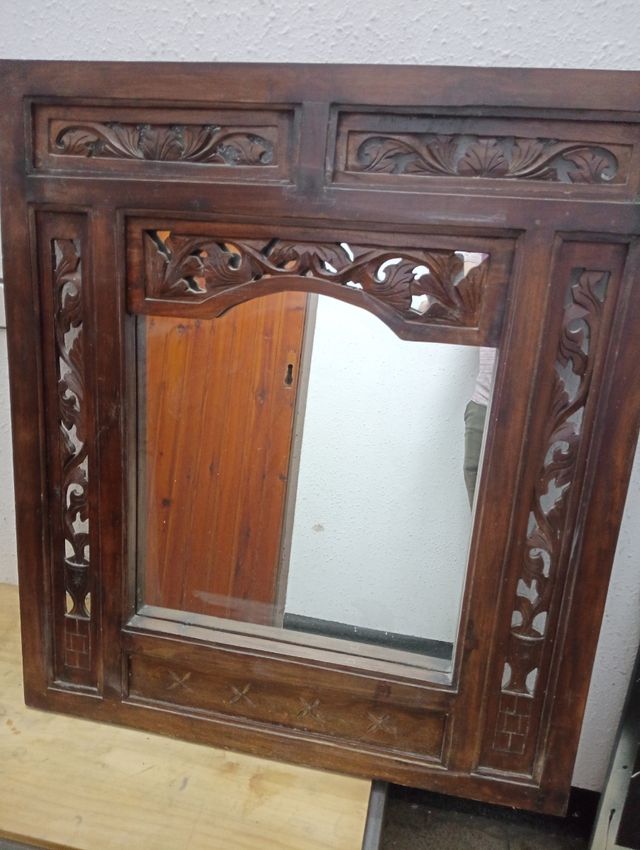 Espejo antiguo de madera tallada