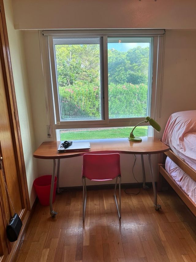 Cameretta per bambini: letto estraibile + ripiani.