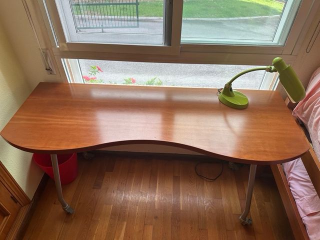 Cameretta per bambini: letto estraibile + ripiani.