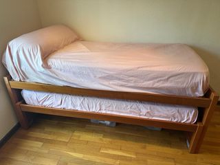 Dormitorio juvenil: cama nido + estanterías. 