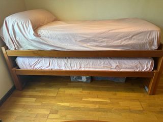 Dormitorio juvenil: cama nido + estanterías. 