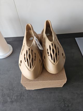 Adidas Foam Runner Marrón Talla 46