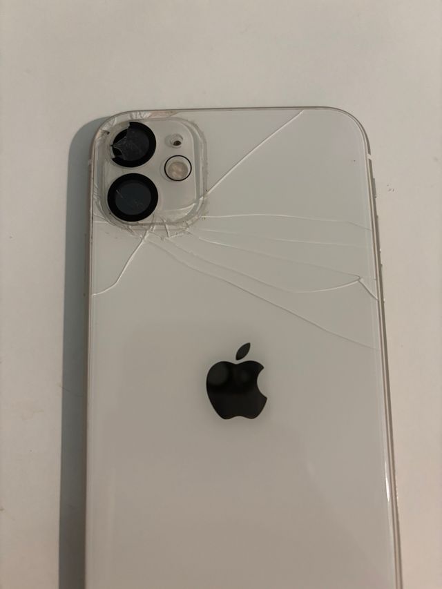 iPhone 11 Blanco - Pantalla y parte trasera dañada