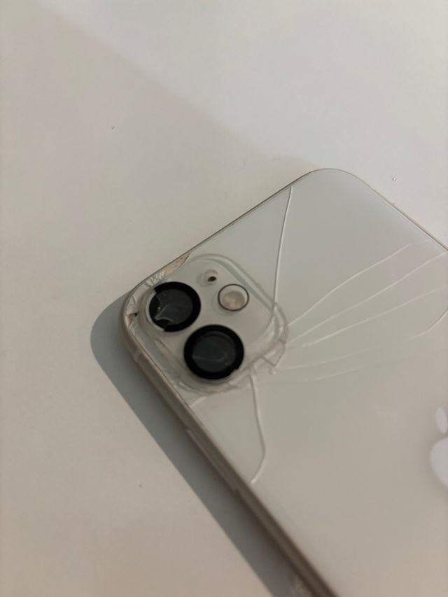 iPhone 11 Blanco - Pantalla y parte trasera dañada
