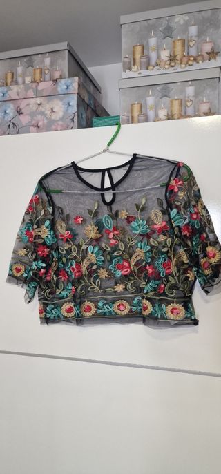 Top negro bordado flores