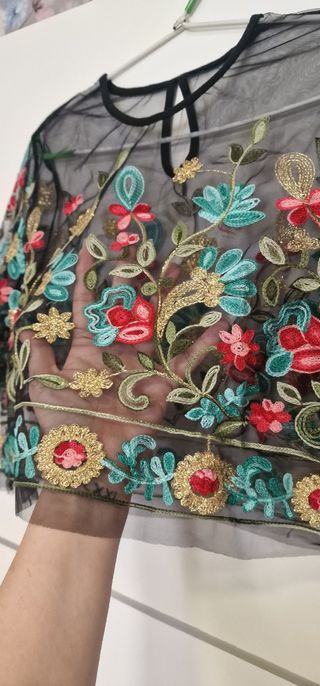 Top negro bordado flores