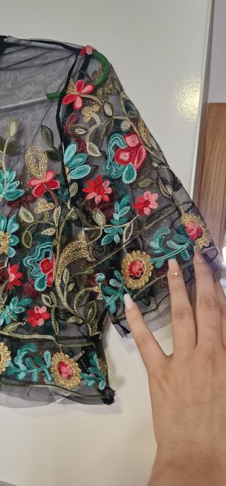 Top negro bordado flores