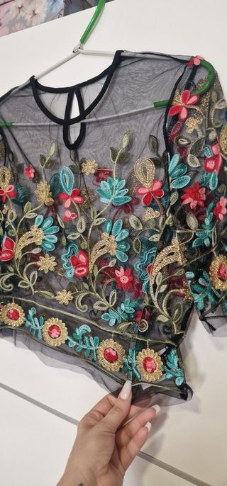 Top negro bordado flores