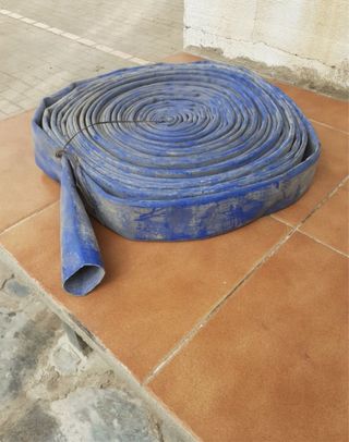 Manguera riego azul usada