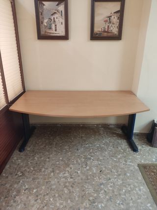 Mesa oficina curvada beige y azul
