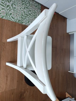 2 sillas blancas madera - restaurar. 30€ las dos