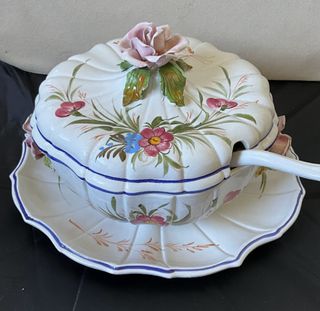 Zuppiera artigianale in ceramica dipinta a mano 