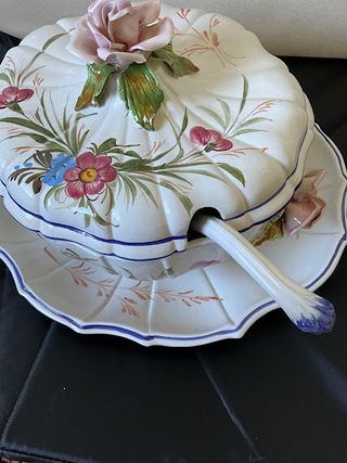 Zuppiera artigianale in ceramica dipinta a mano 