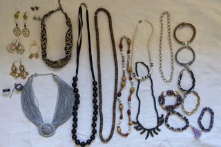 BISUTERÍA + joyero GRATIS: Collares ,  Pulseras...