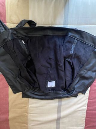 Chaqueta negra de cuero sintético