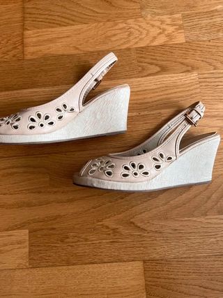 Sandalias cuña beige