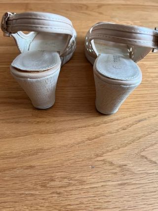 Sandalias cuña beige