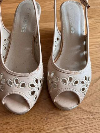 Sandalias cuña beige