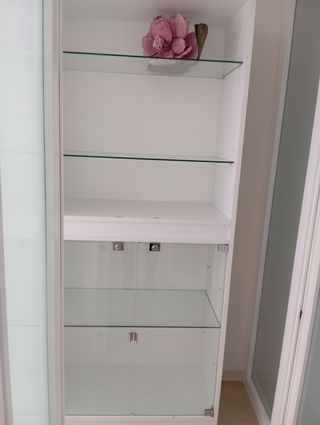 Vitrina blanca con estantes