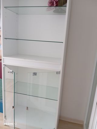 Vitrina blanca con estantes