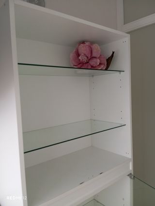 Vitrina blanca con estantes