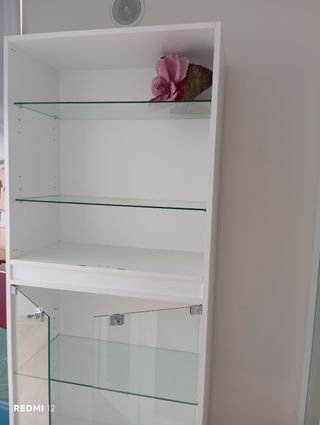 Vitrina blanca con estantes