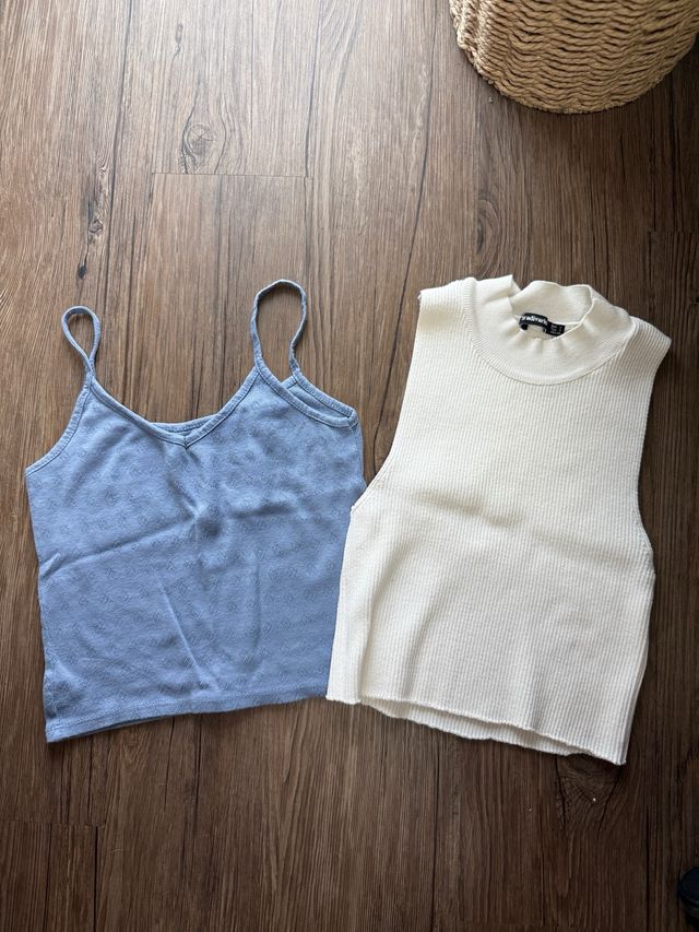 2 tops: blanco y azul claro