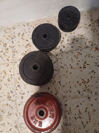 Discos peso:
De 5kg : 30kg
De 2kg: 8 kg
De 1 kg: 6