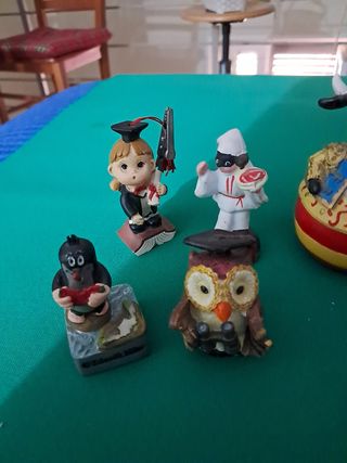 Set 7  Figurine Souvenir