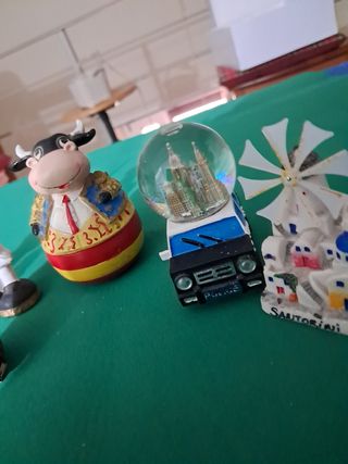 Set 7  Figurine Souvenir