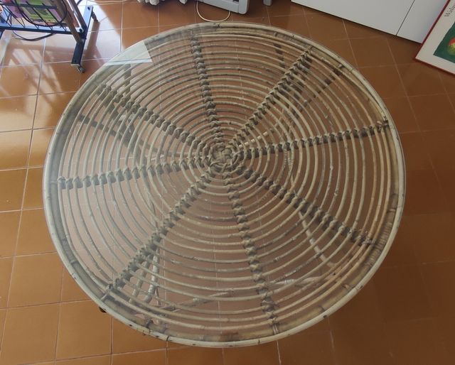 Mesa ratán con sobre de cristal.