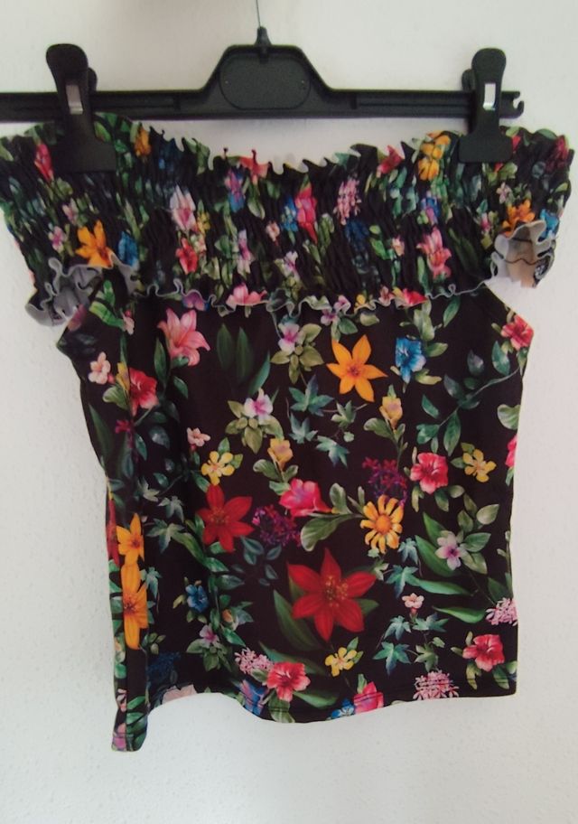 Top hombros descubiertos flores