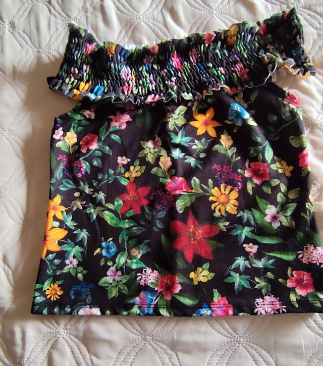 Top hombros descubiertos flores