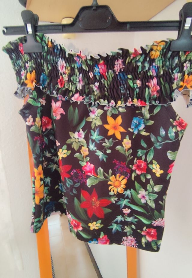 Top hombros descubiertos flores