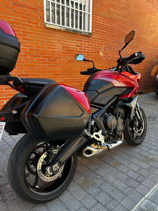 Moto  Triumph Tiger Sport 660 roja