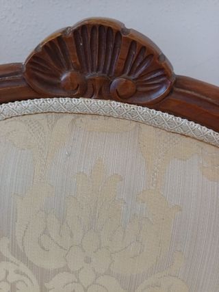 Sillón antiguo de madera marrón