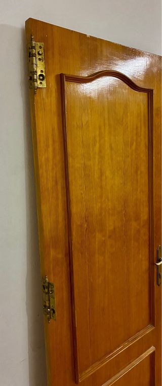 Puerta de entrada antigua de madera maciza