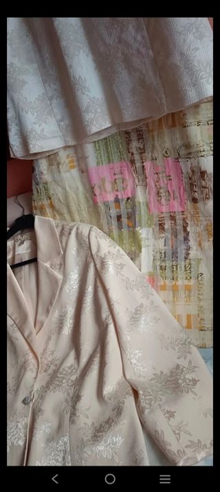 Traje beige y falda tonos pastel de 3 piezas 54,56