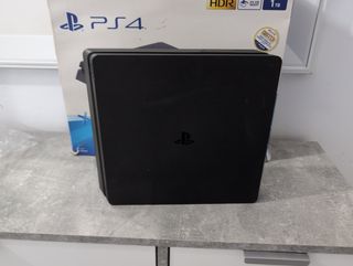 PS4 (PlayStation 4) Slim - Negra y Roja