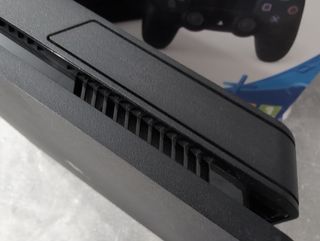 PS4 (PlayStation 4) Slim - Negra y Roja