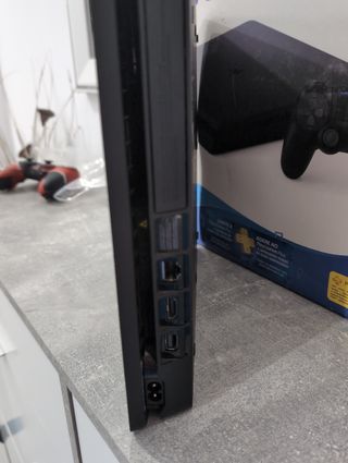 PS4 (PlayStation 4) Slim - Negra y Roja