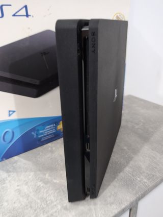 PS4 (PlayStation 4) Slim - Negra y Roja