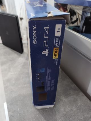 PS4 (PlayStation 4) Slim - Negra y Roja