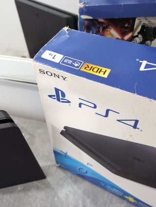 PS4 (PlayStation 4) Slim - Negra y Roja