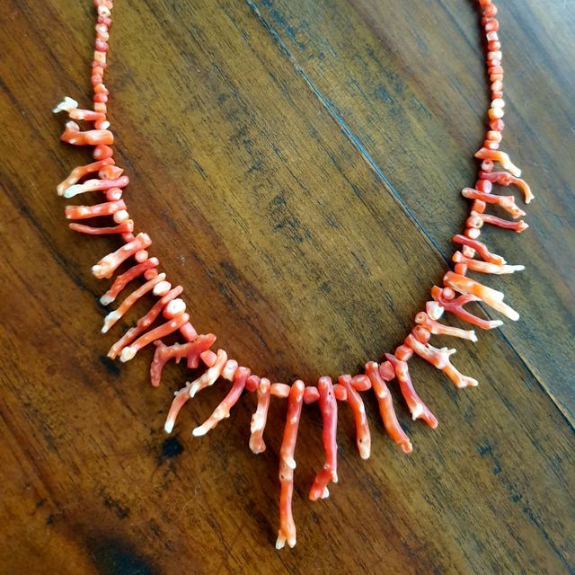 Collar coral rojo antiguo