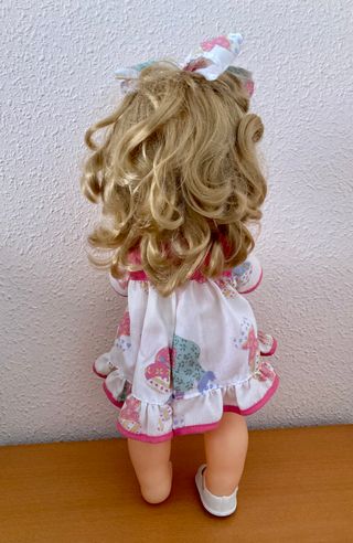 Muñeca con vestido y lazo