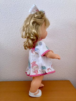 Muñeca con vestido y lazo